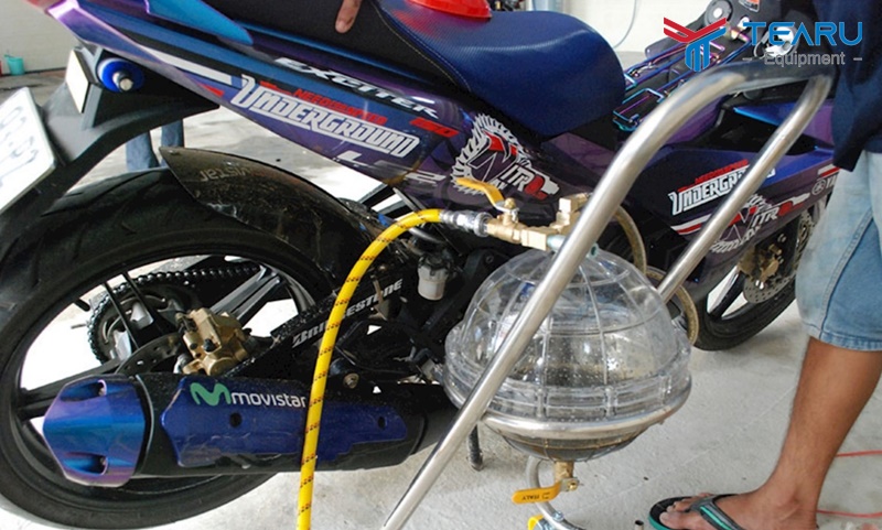 Nguyên lý vận hành của bình hút dầu nhớt xe máy bằng khí nén