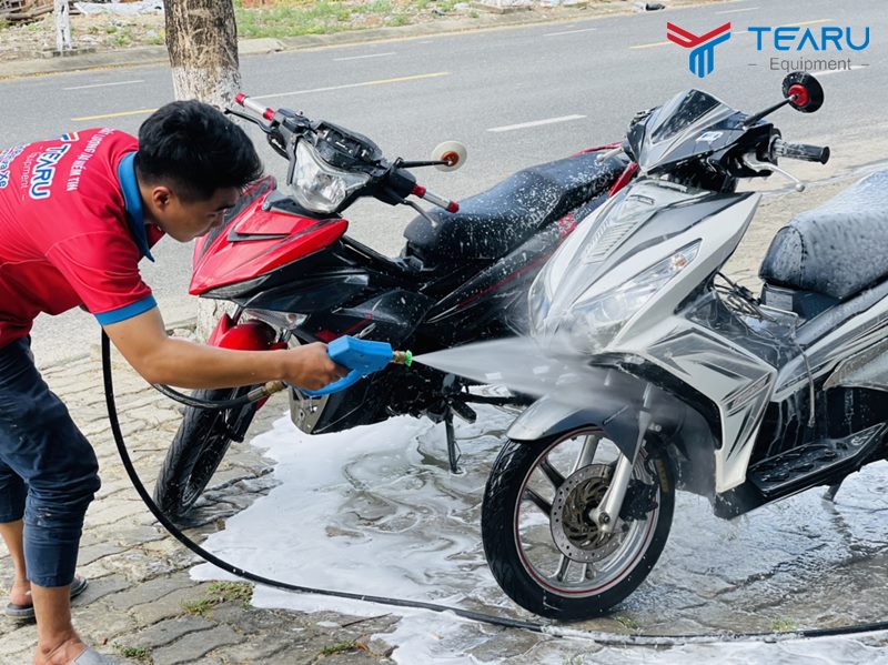 Rửa xe ô tô xe máy không chạm cần đúng chuẩn