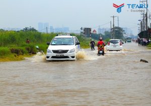 Cách lái xe qua vùng ngập nước an toàn mà không bị chết máy