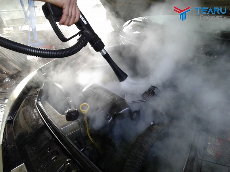 Làm sạch khoang máy bằng máy rửa xe hơi nước nóng