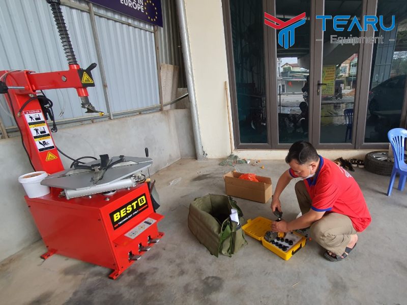 Kỹ thuật viên TEARU lắp máy nén khí cho khách