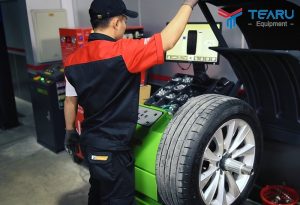 Máy cân bằng lốp ô tô là thiết bị quan trọng trong gara sửa chữa xe