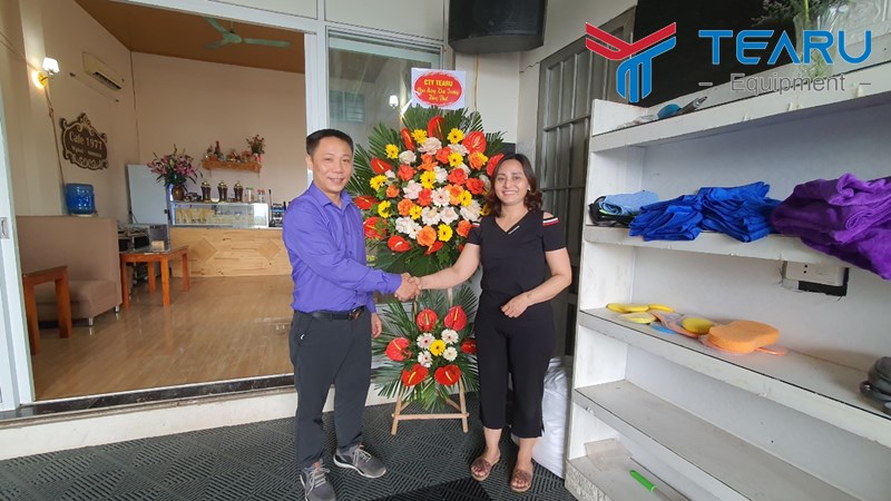 Anh Hiểu, giám đốc công ty TEARU tặng hoa khai trương tiệm