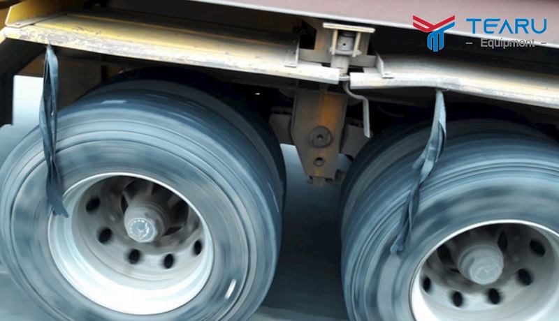 Buộc bó dây chun ở lốp xe tải giúp loại bỏ bụi đất bám trên lốp
