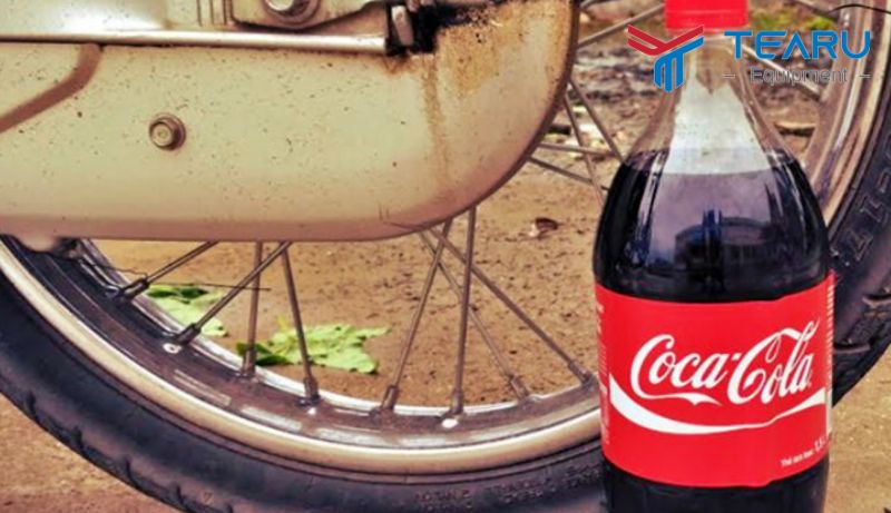 Dùng nước có ga (Coca) để tẩy rỉ sét vành xe máy