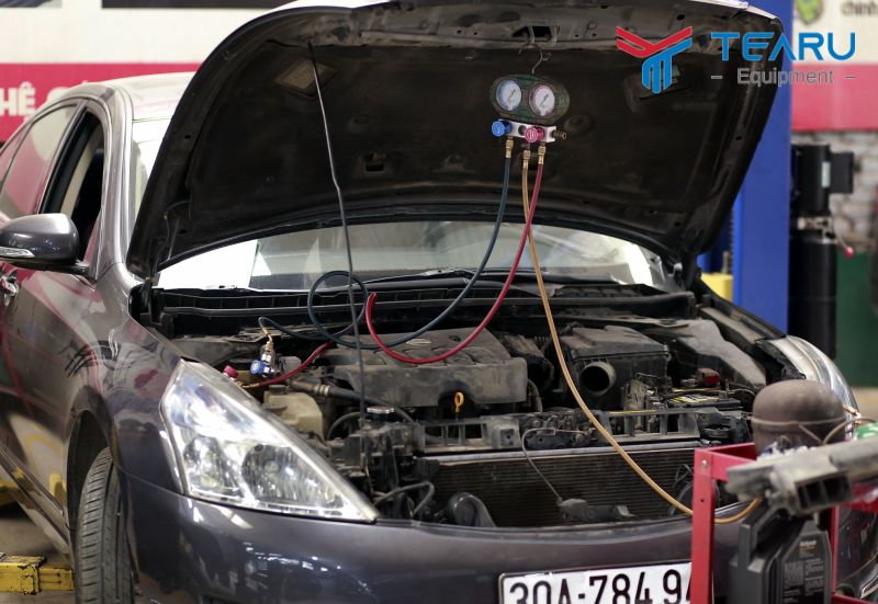 Bảo dưỡng xe hơi mùa thu cần kiểm tra mức dầu nhớt