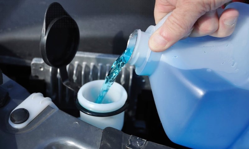 Chọn loại nước rửa kính có khả năng tẩy rửa và vệ sinh mặt kính tốt.