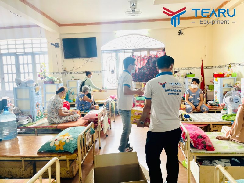 Tearu trao gần 150 suất quà tại chùa Lâm Quang ở Quận 8, HCM
