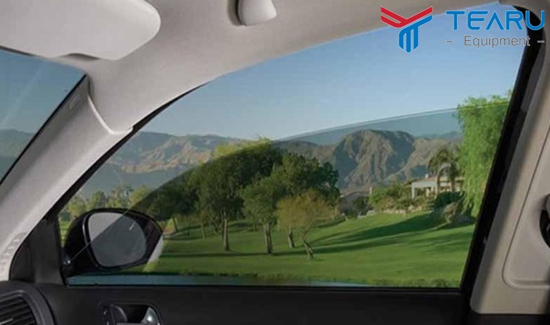 Hạ cửa kính giúp khoang xe thoáng mát khi di chuyển mà không cần dùng điều hòa