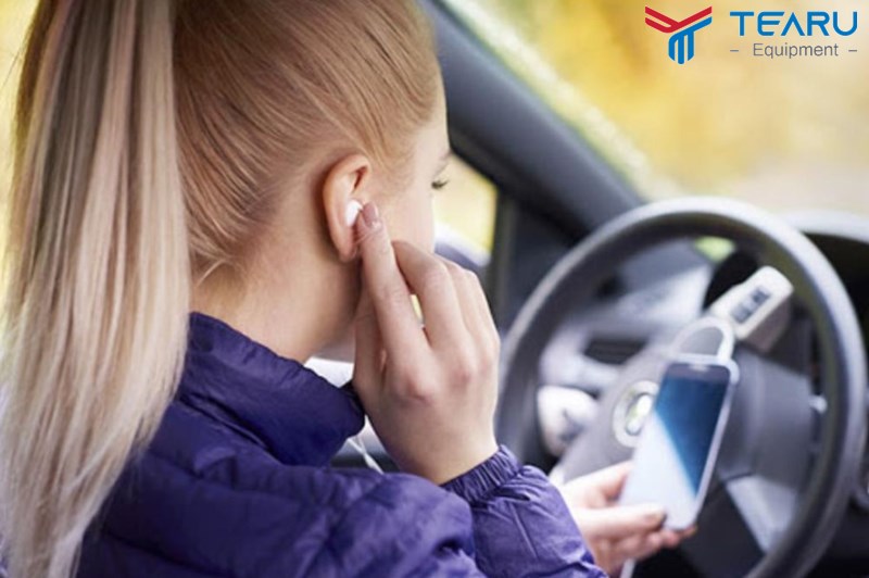 Sử dụng tai nghe khi lái xe có bị phạt không?