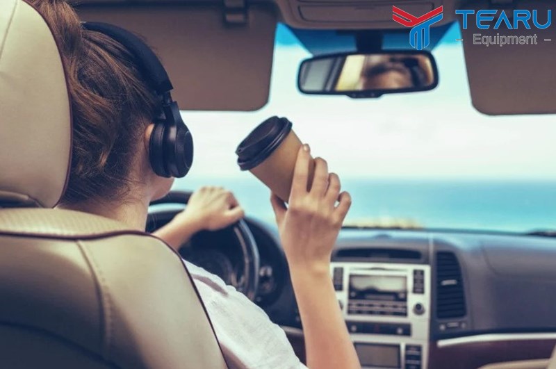 Sử dụng tai nghe khi điều khiển ôtô không được quy định là hành vi vi phạm pháp luật.