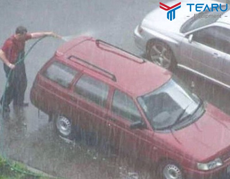 Nước mưa thường không đủ sạch để loại bỏ các tạp chất trên bề mặt xe