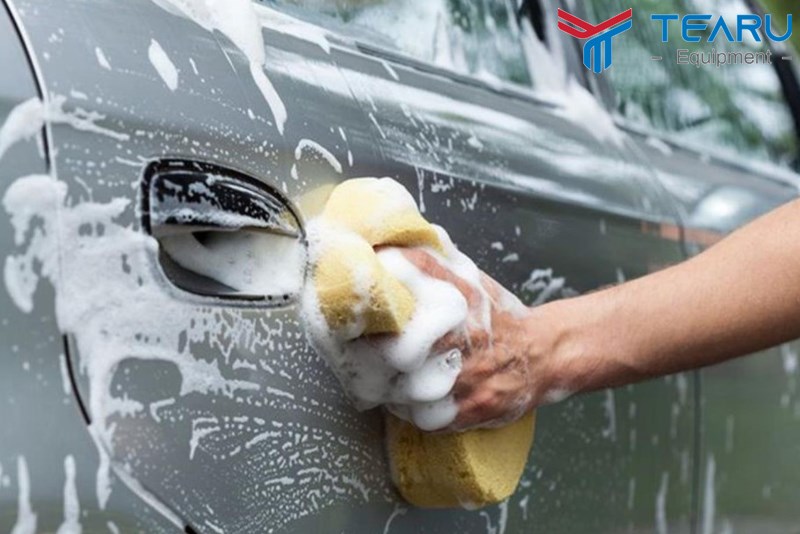 Dùng nước mưa rửa xe không đồng nghĩa với việc không sử dụng chất tẩy rửa