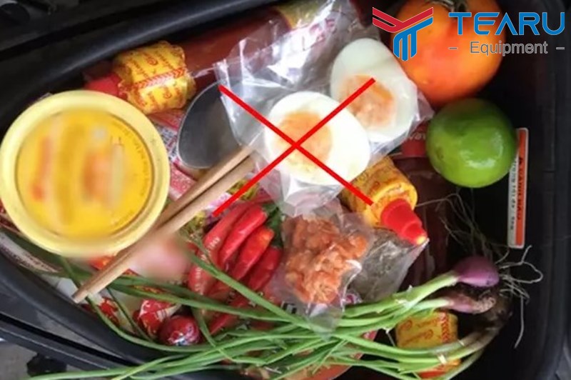 Không nên bỏ đồ ăn vào trong cốp xe