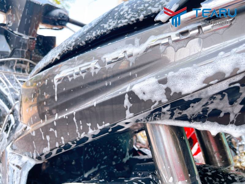 Nước rửa xe giúp bóc tách bụi bẩn trên xe mà không làm ảnh hưởng sơn