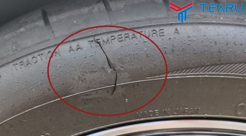 Hông (thành) lốp là phần phẳng bên cạnh lốp xe, có chất liệu tương tự như bề mặt lốp