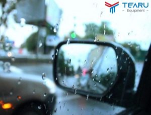 Mẹo xử lý kính chiếu hậu ô tô bị mờ khi trời mưa