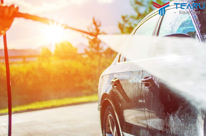 Rửa xe dưới trời nắng sẽ làm nguy hại cho lớp sơn xe 