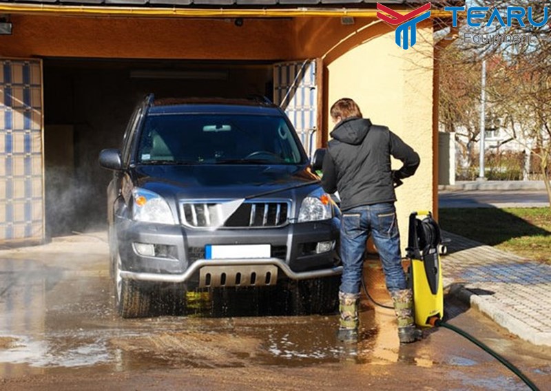 Rửa xe lại bằng nước sạch cho trôi hết dung dịch kèm chất bẩn