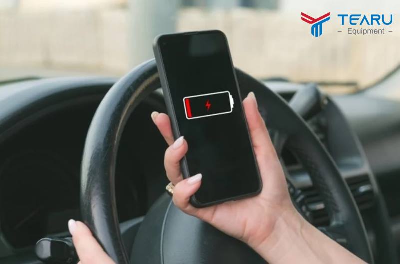 Có nên sạc pin điện thoại trên xe ô tô?