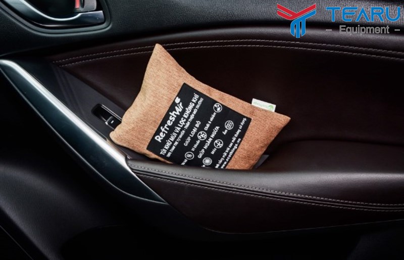 Than hoạt tính được sử dụng rộng rãi trên ô tô như một phụ kiện khử mùi nội thất nhờ chi phí rẻ