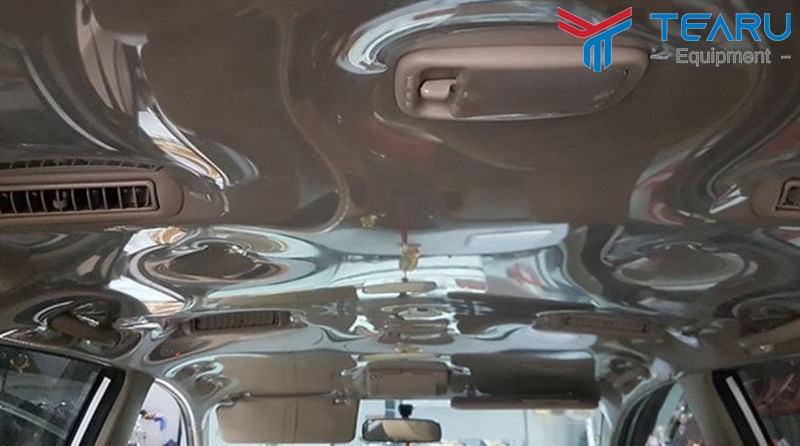 Trong trường hợp trần xe bị bẩn, chủ xe có thể tự xử lý tại nhà bằng cách xịt dung dịch vệ sinh nội thất lên vết bẩn