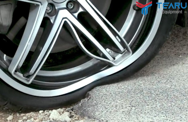 Người dùng có thể mua sẵn bình xịt keo tự vá lốp xe ô tô khẩn cấp với giá từ 80.000-300.000 đồng