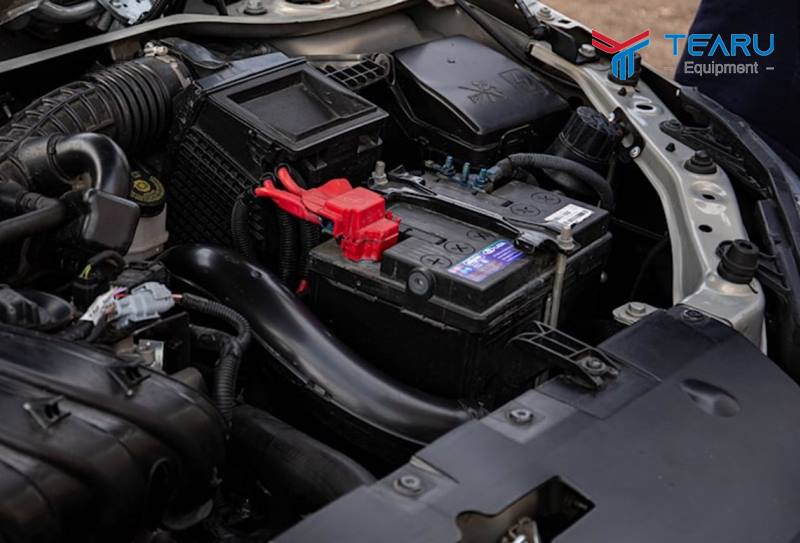 Ắc-quy ô tô cung cấp điện để cho các bộ phận điện trong xe