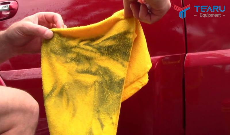 Việc dùng nước rửa xe khô sẽ cần rất nhiều khăn 