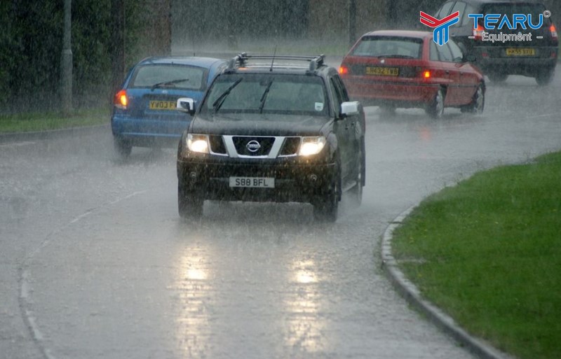 Lái xe dưới trời mưa giông sấm sét bạn nên tuân thủ một số điều 