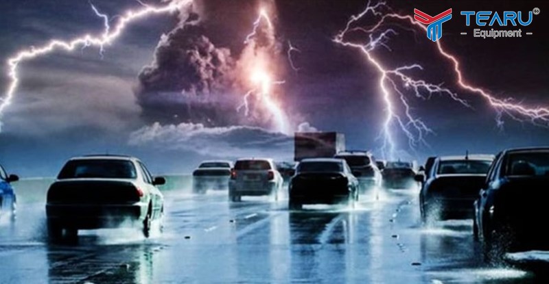 Lái xe dưới trời mưa lớn kèm sấm sét có an toàn? 