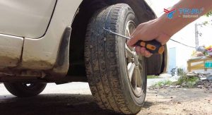 Đá sỏi dính vào rãnh lốp ô tô có nguy hiểm?