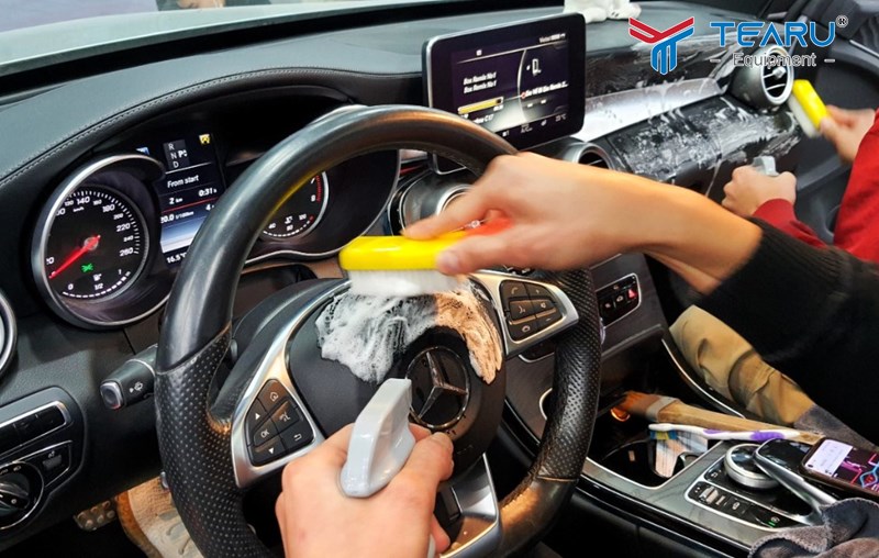 Dọn dẹp và vệ sinh xe ô tô 