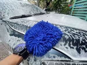Cách rửa xe ô tô tại nhà dưới thời tiết ẩm để xe không bị mùi hôi