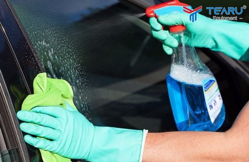 Nên dùng nước rửa kính chuyên dụng thay vì tự pha