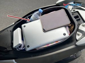 Có nên để điện thoại, sạc dự phòng trong cốp xe máy?