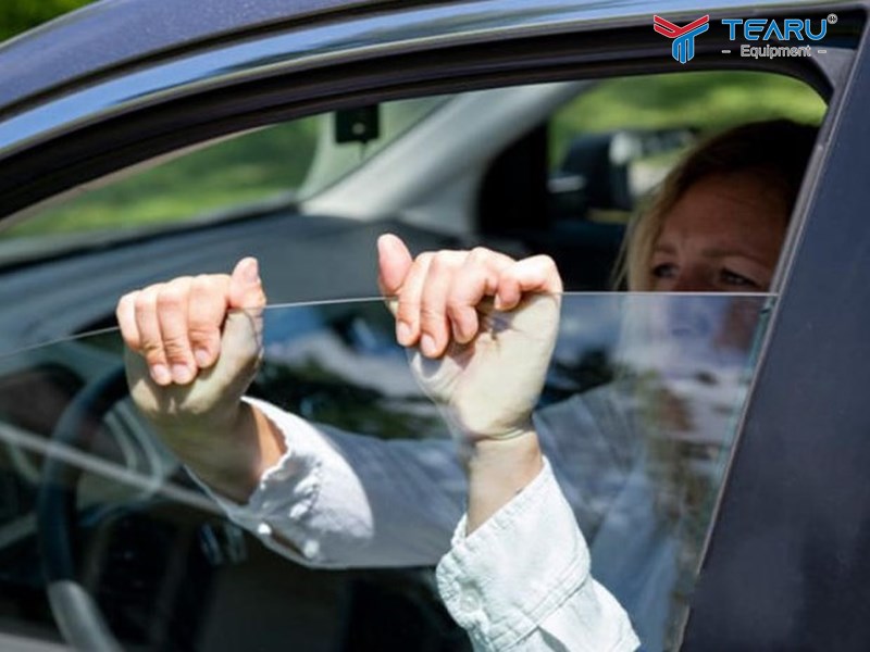 Nguyên nhân và cách xử lý kính xe ô tô bị kẹt 