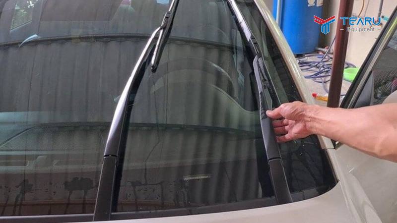Cần kiểm tra và thay thế cần gạt mưa định kỳ để đảm bảo an toàn.