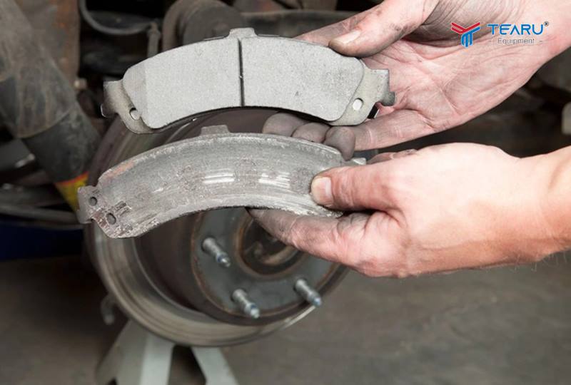 Bố thắng dễ mòn do đó cần được thay thế định kỳ