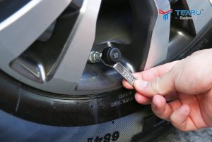 Lốp xe hay bị xuống hơi, có nên bỏ vài triệu để lắp cảm biến áp suất lốp?