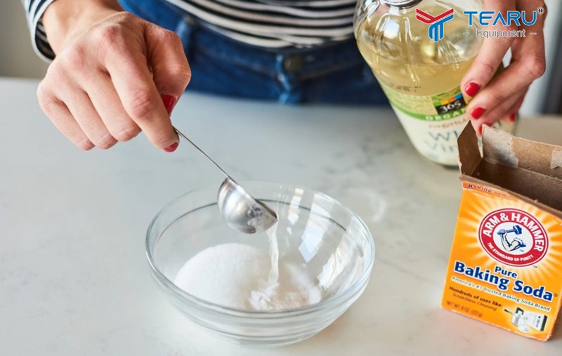 Dùng baking soda và giấm 