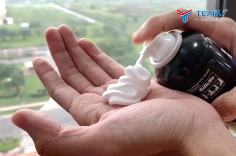 Sử dụng kem cạo râu để loại bỏ vết bẩn trên xe