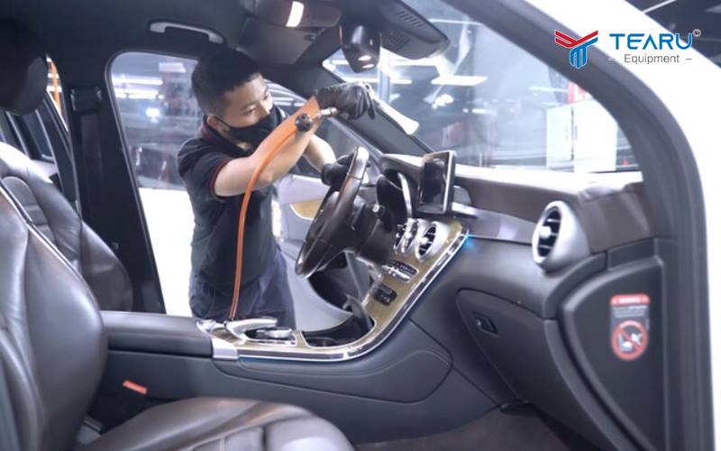 Không loại bỏ bụi trước khi lau gây xước bề mặt