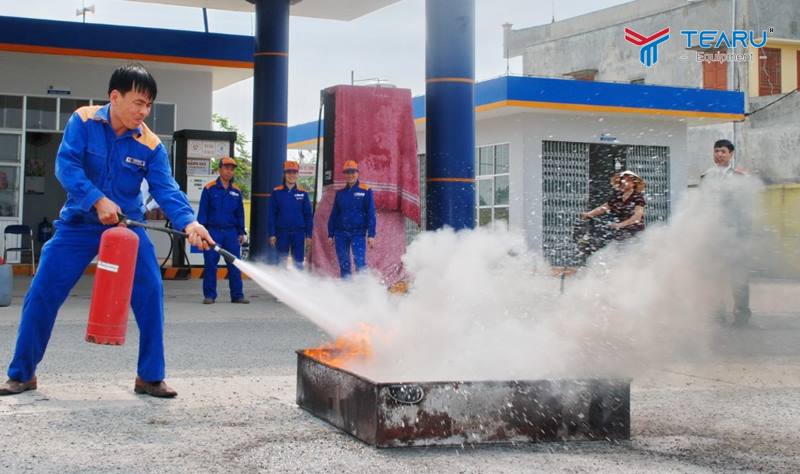 Xăng dầu là chất dễ cháy nổ, nếu không được chứa trong bình chuyên dụng
