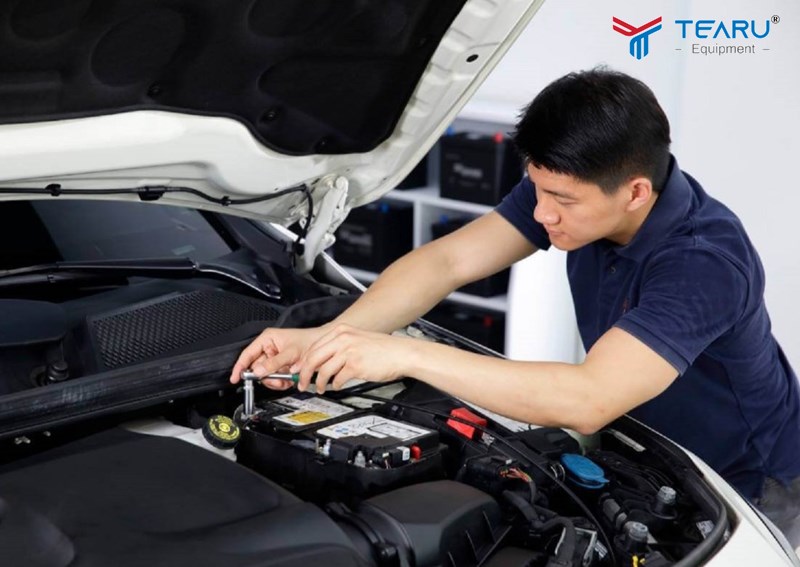 Bình ắc-quy trên ô tô sau một thời gian sử dụng sẽ bị hư hỏng, hết điện và cần được thay thế