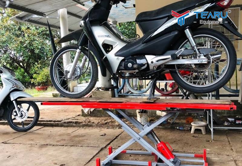 Bàn nâng xe máy thủy lực