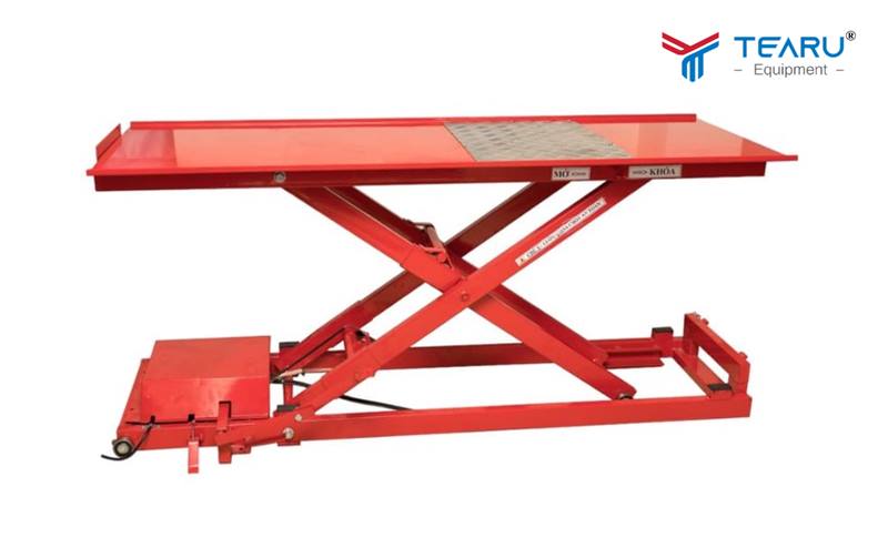 Bàn nâng xe máy nền nổi