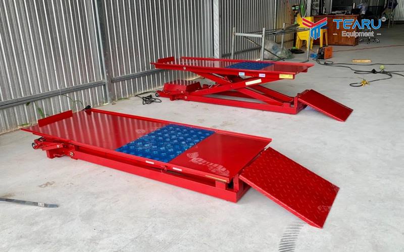 Bàn nâng xe máy là một thiết bị phổ biến trong các tiệm sửa chữa và bảo dưỡng xe máy