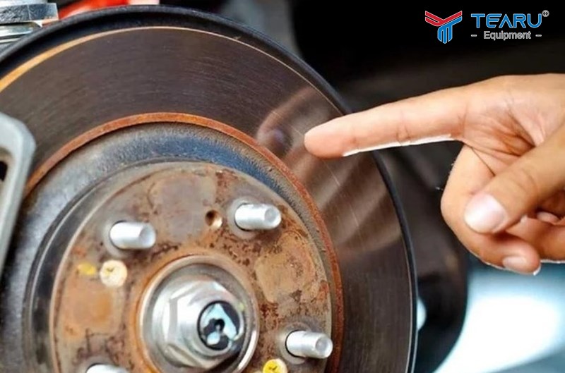 Bụi bẩn hoặc vật lạ kẹt trong hệ thống phanh 
