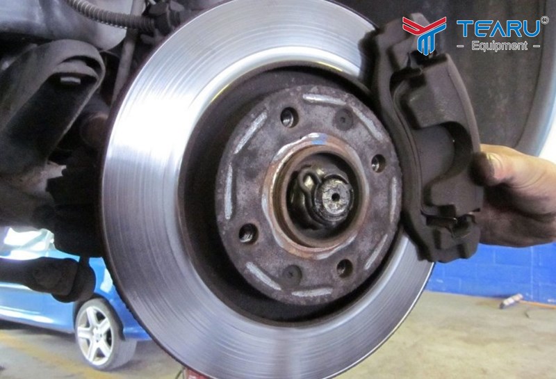 Có một số biện pháp để khắc phục ô tô phát ra âm thanh lớn khi đạp phanh 